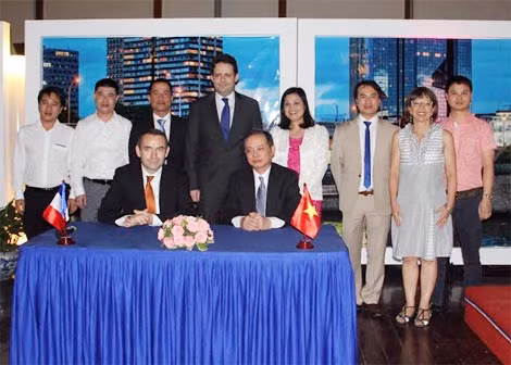 Quốc vụ khanh phụ trách Ngoại thương, Du lịch và người Pháp ở nước ngoài, ông Matthias Fekl, Đại sứ Pháp tại Việt Nam, ông Jean-Noel Poirier, Đại sứ Việt Nam tại Pháp, ông Nguyễn Ngọc Sơn và đại diện 6 công ty lữ hành tại lễ ký.