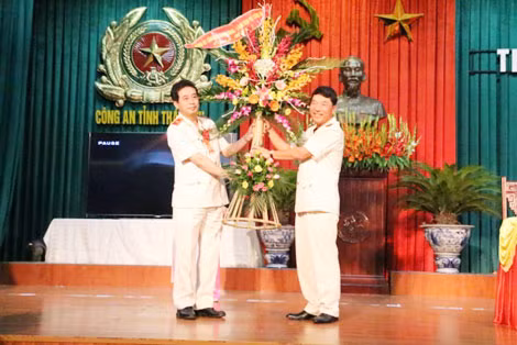 Thượng tướng Trần Việt Tân, Thứ trưởng Bộ Công an tặng hoa Giám đốc Công an tỉnh Thái Bình. Thượng tướng Trần Việt Tân, Thứ trưởng Bộ Công an tặng hoa Giám đốc Công an tỉnh Thái Bình.