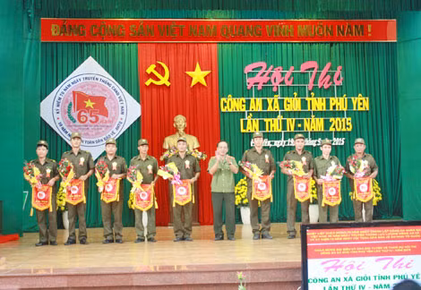 Thiếu tướng Nguyễn Bá Nhiên – Giám đốc Công an tỉnh Phú Yên trao cờ lưu niệm cho 9 đội tuyển tranh tài tại hội thi.