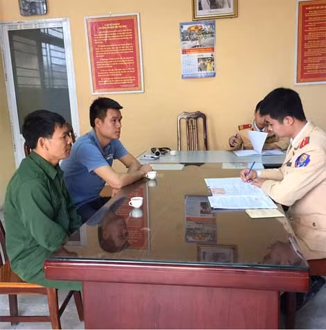 CSGT đang xử lý phạt nguội với hai trường hợp vi phạm từ trước Tết. Ảnh chụp sáng 27/2.