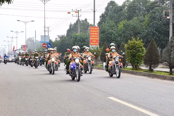 Các đơn vị nghiệp vụ Công an Bình Thuận diễu hành trong đợt ra quân trấn áp tội phạm.