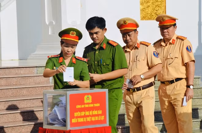 Cán bộ chiến sĩ Công an Bình Thuận phát huy tinh thần tương thân tương ái, ủng hộ đông bào bị thiên tai