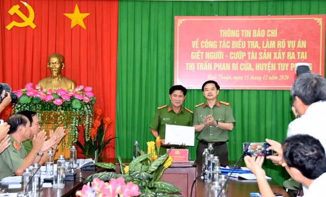 Đại tá Trần Văn Toản, Giám đốc Công an Bình Thuận trao thưởng cho Ban chuyên án