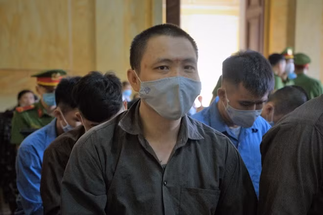 Tý "bà dòm" và các bị cáo tại tòa chiều 16/12