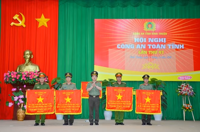 Đại tá Trần Văn Toản trao Cờ thi đua của Bộ cho các đơn vị dẫn đầu phong trào thi đua "vì an ninh Tổ quốc cấp" cơ sở