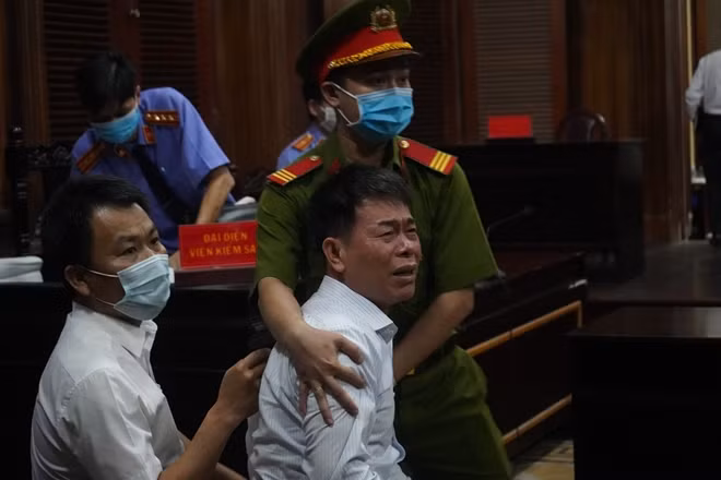 Cựu Phó chánh án quận 4 khóc hỏi bố kêu oan sau khi bị tuyên án