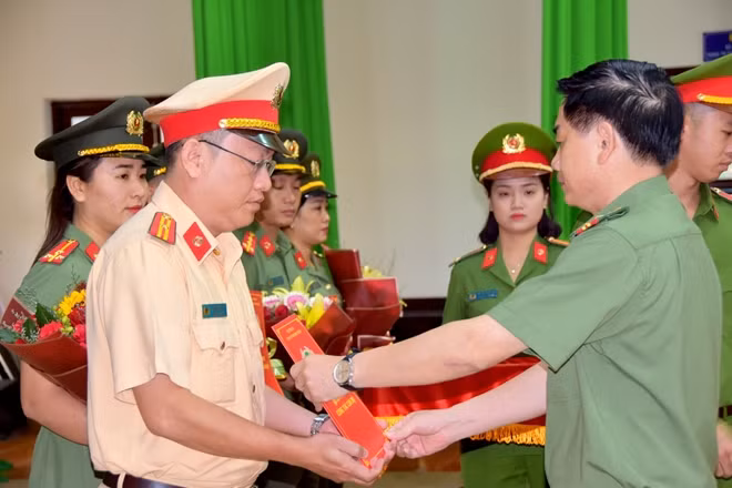 Đại tá Trần Văn Toản, Giám đốc Công an Bình Thuận trao quyết định điều động cho cán bộ tăng cường cấp huyện
