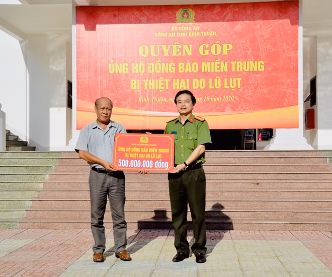 Đại tá Trần Văn Toản, Giám đốc Công an Bình Thuận trao 500 triệu đồng cho đại diện Ủy ban MTTQ, ủng hộ đồng bào miền Trung