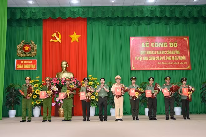 Đại tá Trần Văn Toản biểu dương tinh thần"vì nhân dân phục vụ" của các cán bộ được điều động