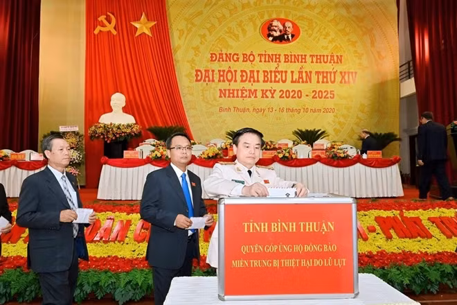 Các đại biểu tham dự Đại hội quyên góp tiền ủng hộ đồng bào miền Trung