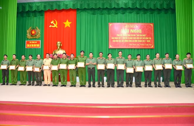Những tập thể cá nhân "dân vận khéo" nhận giấy khen của Giám đốc Công an tỉnh tại hôi nghị tổng kết