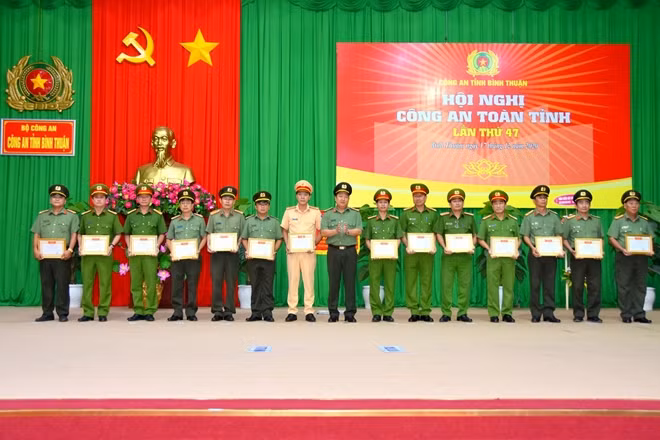 Các đơn vị Quyết thắng nhận Bằng khen của Giám đốc Công an tỉnh