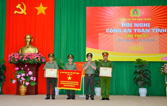 UBND tỉnh tặng Cờ thi đua và bằng khen cho các đơn vị có thành tích xuất sắc