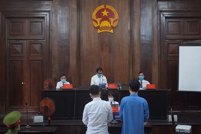 Hai bị cáo đang nghe HĐXX tuyên án
