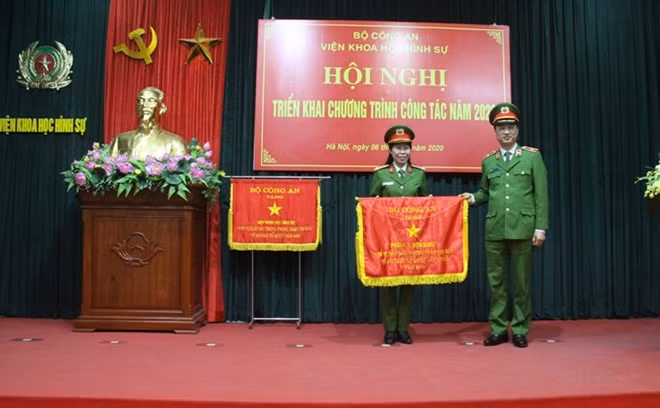 Thứ trưởng Nguyễn Duy Ngọc trao Cờ thi đua của Bộ Công an cho Phòng Giám định tài liệu