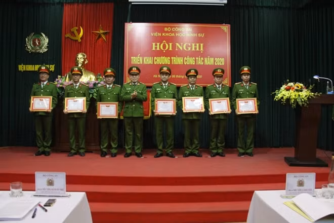 Thiếu tướng Lê Danh Cường, Viện trưởng Viện KHHS trao Đơn vị Quyết thắng cho các tập thể có thành tích xuất sắc