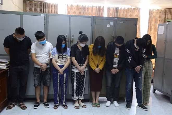 Nhóm nam nữ thanh niên tụ tập tại quán karaoke nghi sử dụng ma túy