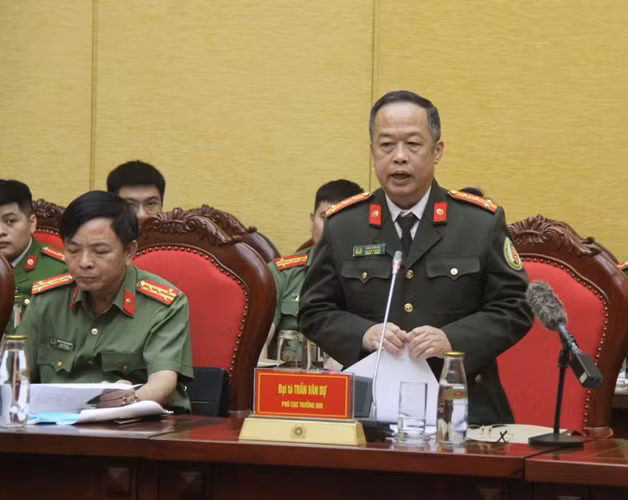 Đại tá Trần Văn Dự phát biểu tham luận về đấu tranh tội phạm tại các cửa khẩu