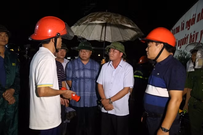 Đồng chí Nguyễn Văn Trì (áo trắng), Chủ tịch UBND tỉnh Vĩnh Phúc và Đại tá Lê Thanh Bình, Phó Giám đốc Công an tỉnh Vĩnh Phúc chỉ đạo Cảnh sát PCCC làm công tác cứu nạn, cứu hộ