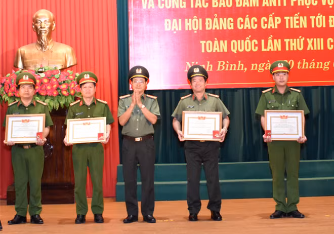 Các gương cá nhân điển hình được tặng danh hiệu chiến sĩ thi đua toàn lực lượng