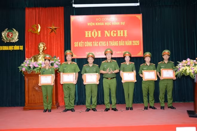 Thượng tá Đặng Văn Đoàn, Phó Viện trưởng Viện Khoa học hình sự trao Giấy khen cho các tập, thể cá nhân có thành tích xuất sắc