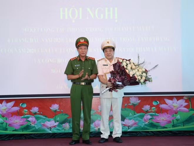 Thứ trưởng Lê Qúy Vương trao Quyết định nghỉ công tác chờ hưu đối với Trung tướng Phạm Văn Các