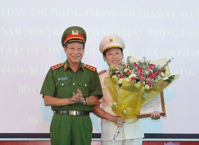 Thứ trưởng Lê Qúy Vương trao Quyết định điều động, bổ nhiệm Đại tá Nguyễn Văn Viện đến nhận công tác và giữ chức Cục trưởng Cục CSĐT tội phạm về ma túy