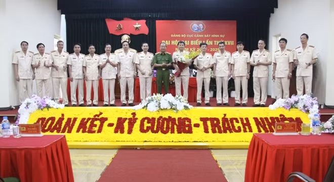 Thứ trưởng Lê Qúy Vương tặng hoa chúc mừng Ban chấp hành Đảng bộ Cục CSHS nhiệm kỳ 2020 - 2025