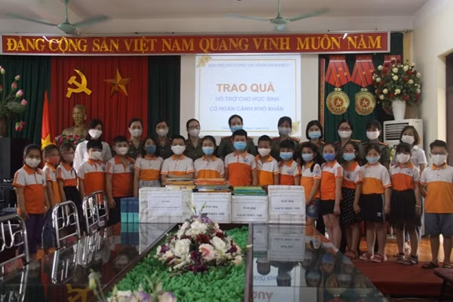 250 đầu sách thiếu nhi, khẩu trang, sát khuẩn dành cho giáo viên, học sinh của Trường tiểu học Đống Đa