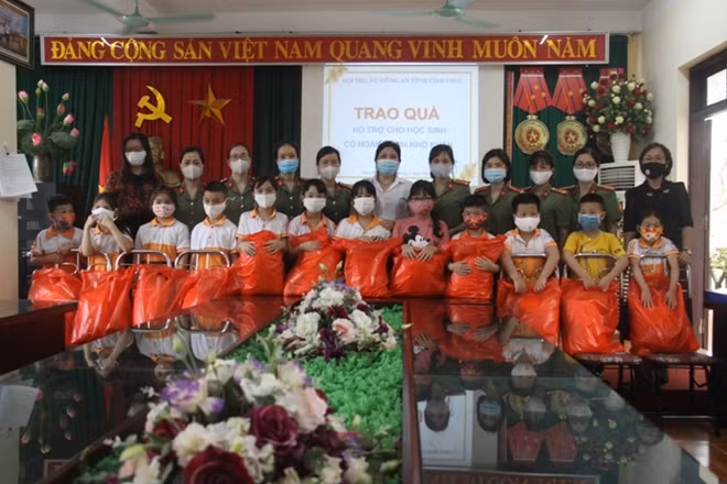Hội phụ nữ Công an tỉnh Vĩnh Phúc trao 20 suất quà cho các em học sinh có hoàn cảnh khó khăn