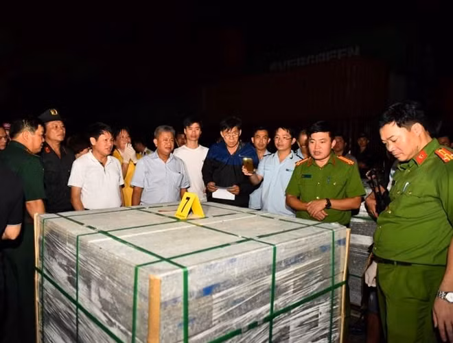 Các khối đá hoa cương bên trong giấu ma túy được đưa xuống từ xe container chuẩn bị theo đường biển sang Hàn Quốc