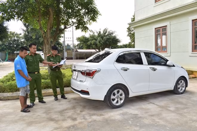 Cơ quan Công an kiểm tra xe taxi của anh Huy bị đối tượng Vương cướp
