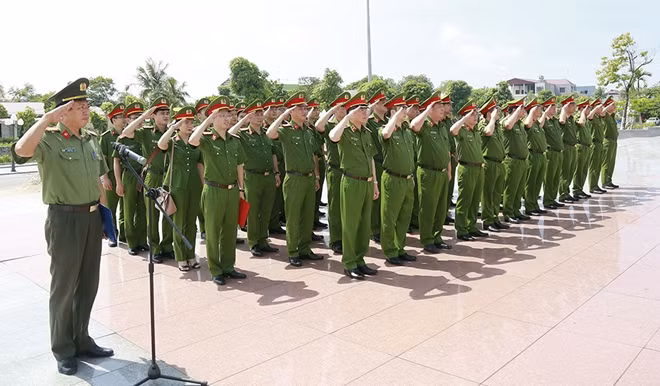 Đoàn đại biểu Cục Cảnh sát PCCC và CNCH dâng hoa trước Tượng đài Chủ tịch Hồ Chí Minh