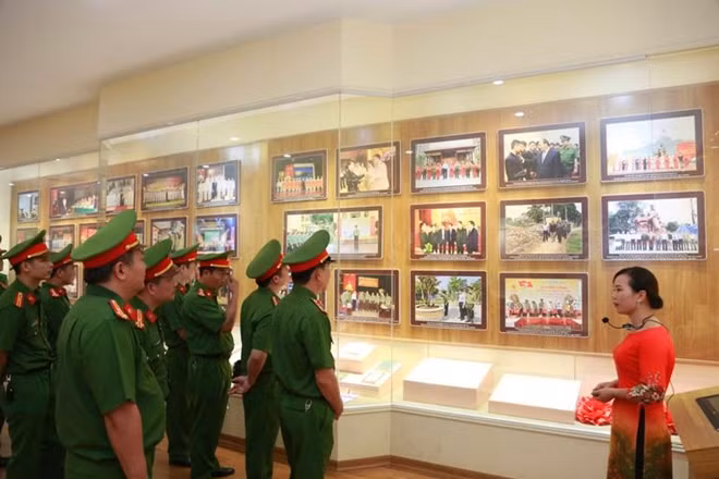 Đoàn đại biểu tham quan nhà truyền thống Khu lưu niệm