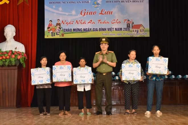 Đại tá Trần Hồng Phú, Phó Giám đốc Công an tỉnh Ninh Bình tặng quà cho các gia đình hội viên có hoàn cảnh khó khăn