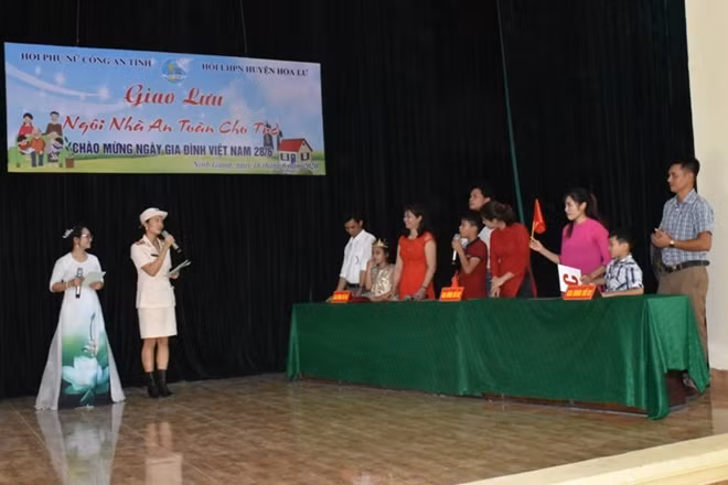 Hình ảnh giao lưu "Ngôi nhà an toàn cho trẻ"