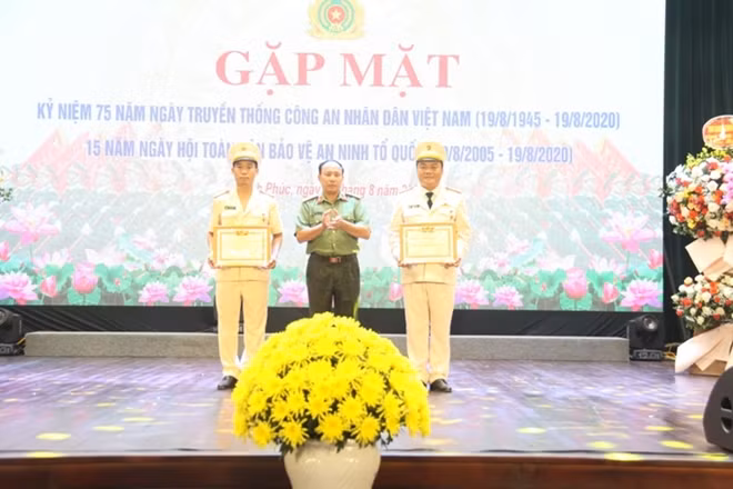 Đại tá Phan Vũ Minh, Phó Cục trưởng Cục Công tác Đảng và công tác Chính trị trao danh hiệu Chiến sỹ thi đua toàn lực lượng cho Đại tá Phan Thanh Bình và Trung tá Lê Quốc Tuấn