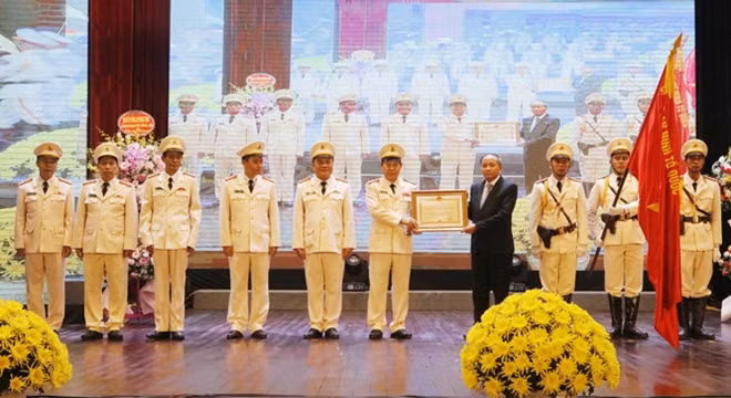 Đồng chí Nguyễn Văn Trì, Chủ tịch UBND tỉnh Vĩnh Phúc trao Huân chương Bảo vệ Tổ quốc hạng Nhì cho Công an tỉnh Vĩnh Phúc