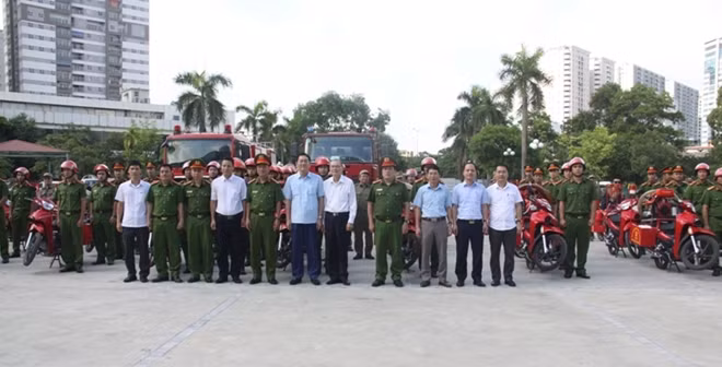 Đại tá Trần Ngọc Dương và các đại biểu tại Lễ ra mắt Tổ chữa cháy và CNCH