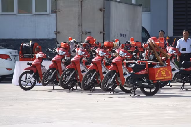 Các xe mô tô chữa cháy được bàn giao cho Công an 11 phường trên địa bàn Công an quận Thanh Xuân