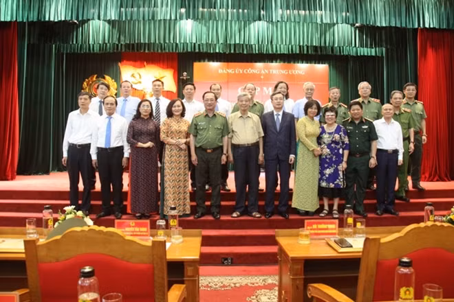 Các đại biểu tại buổi gặp mặt.