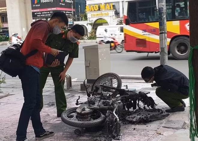 Công an khám nghiệm hiện trường vụ đốt xe máy