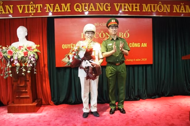 Thứ trưởng Nguyễn Duy Ngọc trao Quyết định của Bộ trưởng Bộ Công an điều động, bổ nhiệm Thiếu tướng Tô Văn Huệ giữ chức vụ Cục trưởng Cục Cảnh sát QLHC về TTXH