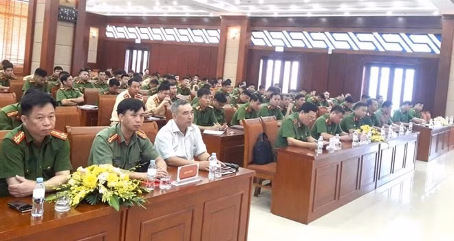Công an xã được trang bị kiến thức, kỹ năng PCCC và CNCH