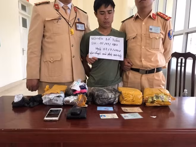 Đối tượng Nguyễn Bá Tuấn cùng số ma túy đá và tang vật liên quan