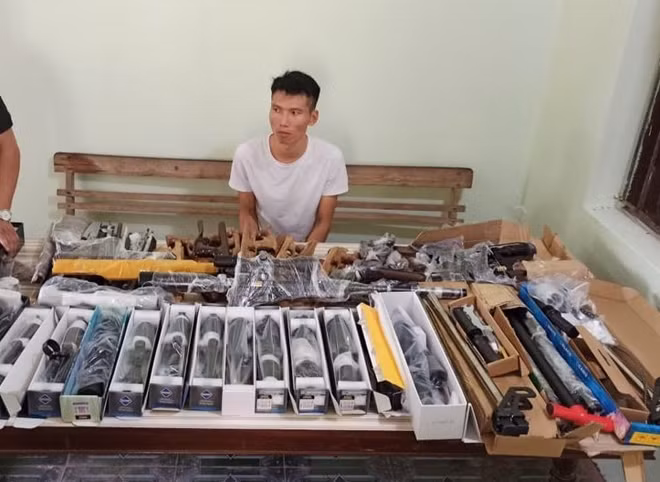 Đối tượng Đinh Văn Thực và số súng săn, linh kiện, 2.000 viên đạn chì bị thu giữ.