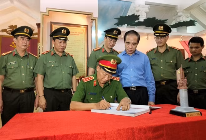 Thứ trưởng Lê Qúy Vương ghi lưu bút tại Bảo tàng Nha Công an Trung ương