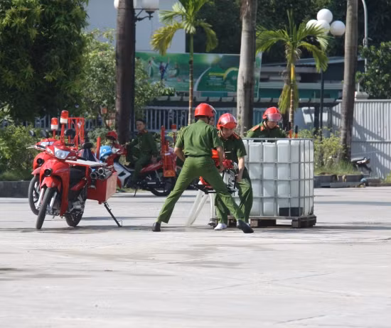 Công an phường tổ chức diễn tập tình huống cháy nổ khi sử dụng xe mô tô chữa cháy