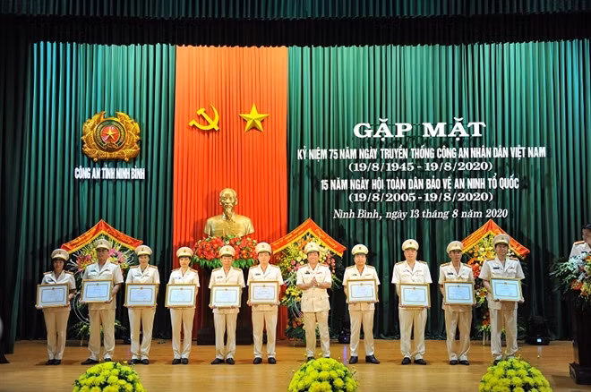 Đại tá Phạm Văn Sơn tặng Giấy khen cho 10 tập thể có thành tích xuất sắc