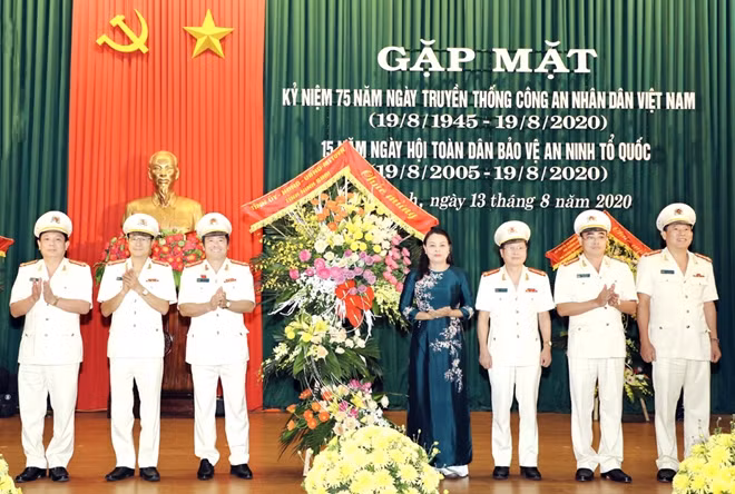 Đồng chí Nguyễn Thị Thu Hà, Bí thư Tỉnh ủy Ninh Bình tặng hoa chúc mừng Công an tỉnh Ninh Bình